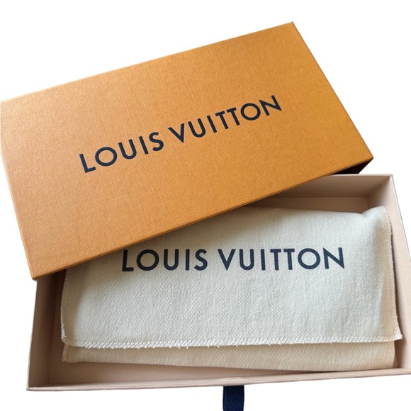 LOUIS VUITTON CLEMENCE AZUR-LIKE NEW CONDITION. WITH BOX, TAG & DUST BAG 💼